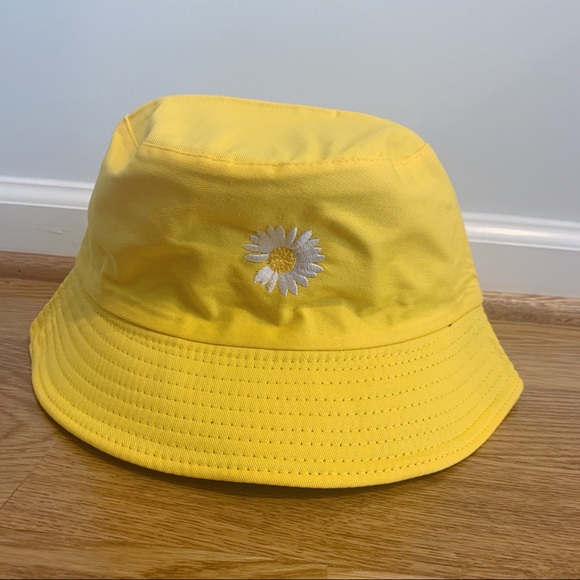 SALE! 🚨 Reversible Yellow Daisy Bucket Hat Black - Picture 2 of 6